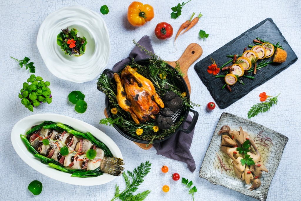 香港嘉里酒店大灣咖啡廳自助餐以源自當地有機農場的新鮮蔬果與肉類產品入饌。